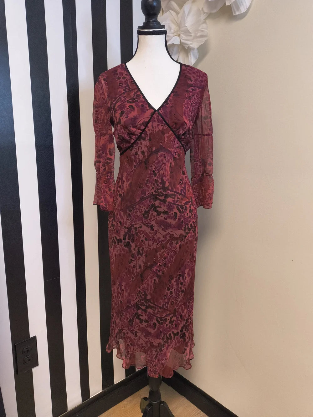 Redux V-Neck Long Sleeve Floral Midi Dress in Berry Size 2— Preloved