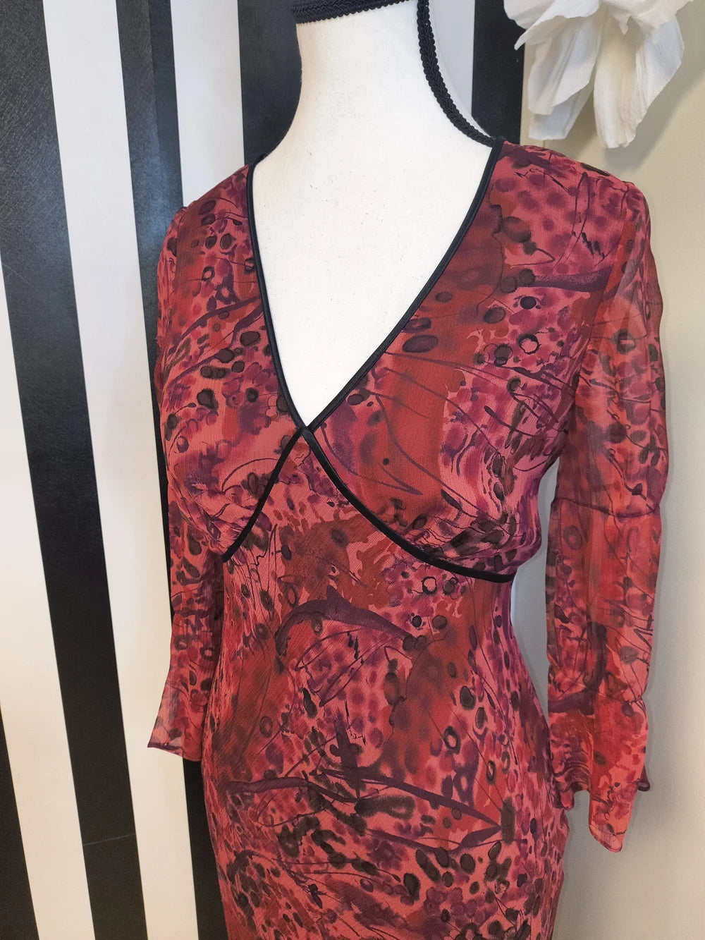 Redux V-Neck Long Sleeve Floral Midi Dress in Berry Size 2— Preloved